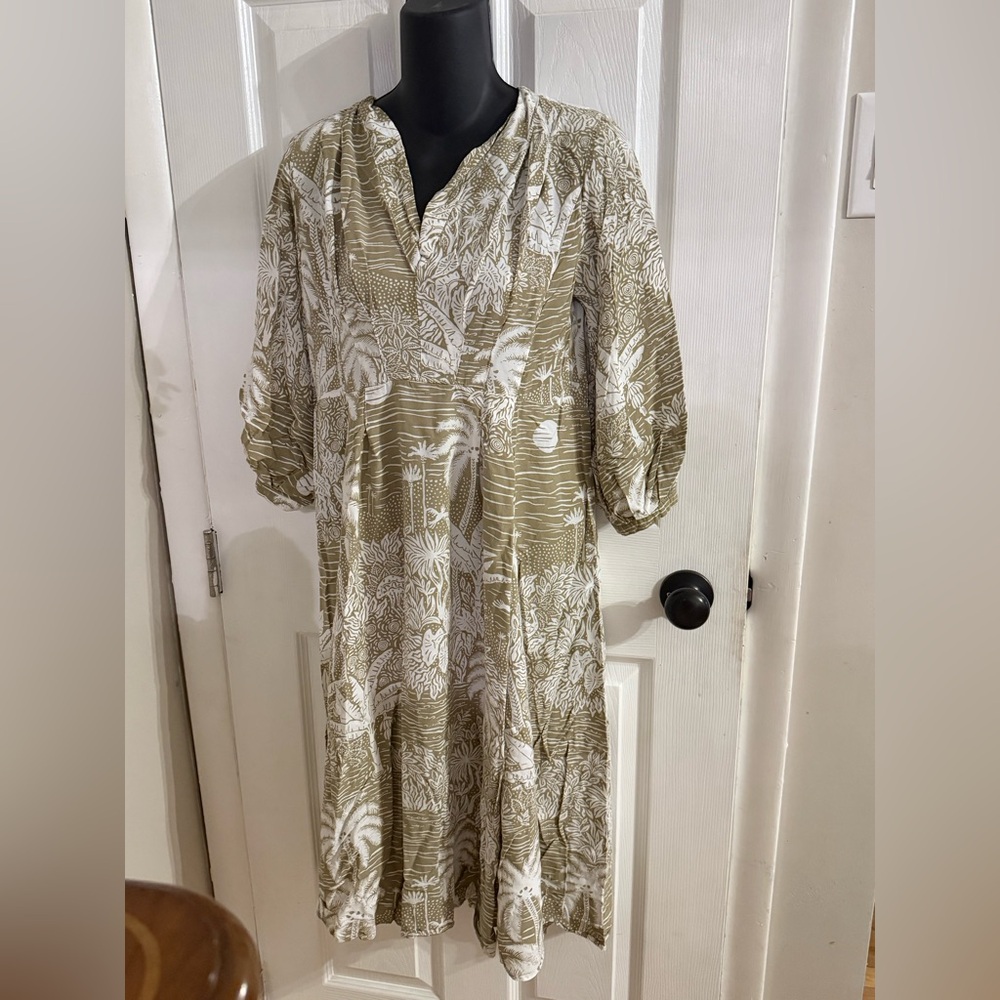H&M Tan and White Tropical Patterned 3/4 Sleeve Dress
